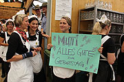 sie wünscht Mutti alles Gute zum Geburtstag (©Foto: Martin Schmitz)